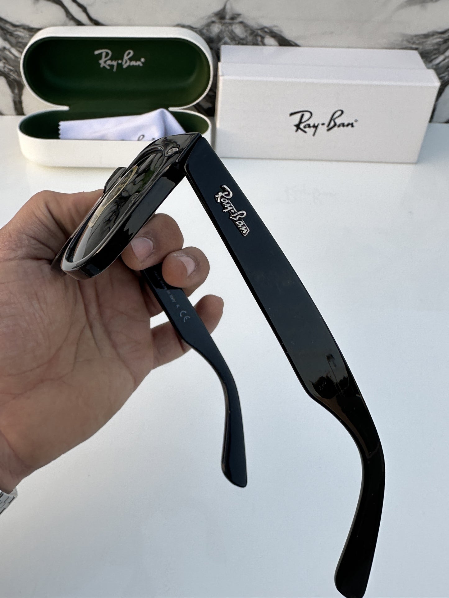 Ray Ban Black Wayfarer Eyewear For Daily Causal Evergreen UV Protected For Unisex.