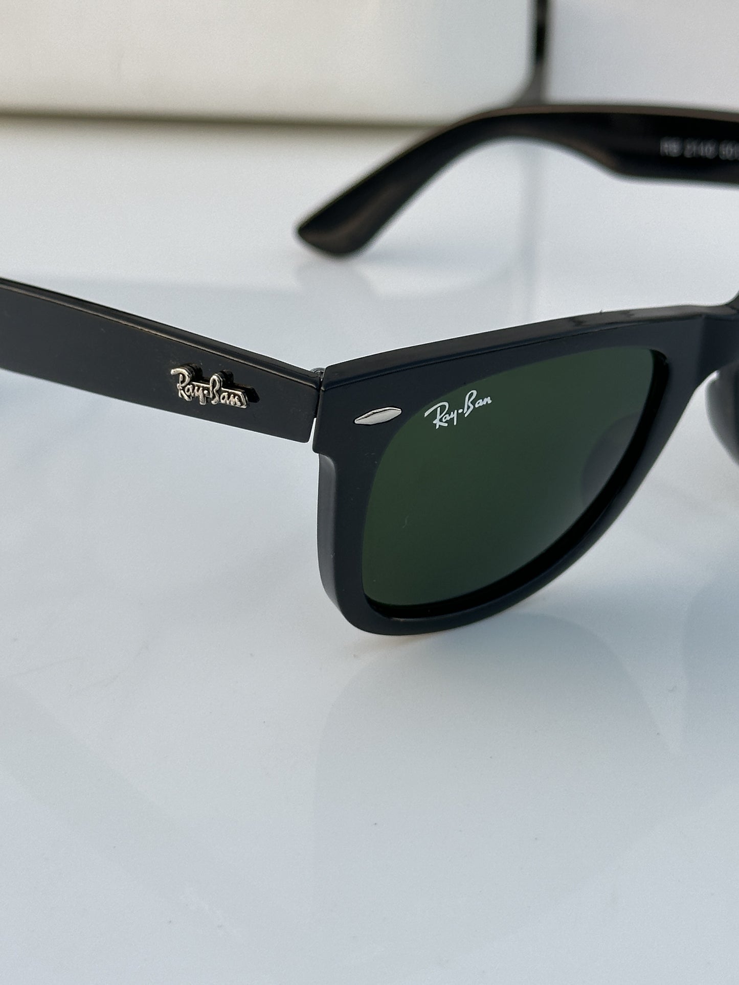 Ray Ban Black Wayfarer Eyewear For Daily Causal Evergreen UV Protected For Unisex.